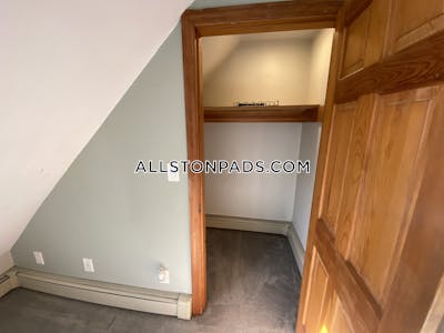 Lower Allston Spacious 2 bed 1 bath available 3/1 on North Harvard St in Allston! Boston - $2,600